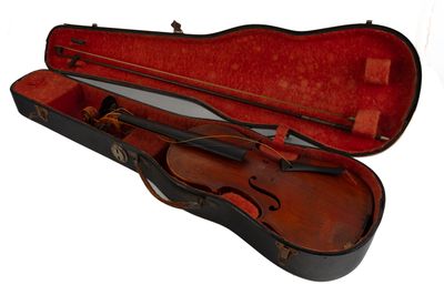 un violon dans son étui, sur fond blanc