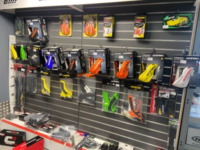 de nombreux types de gadgets exposés dans un magasin
