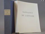 deux livres posés l'un à côté de l'autre sur une table