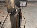 une photo d'un filtre à eau dans un garage