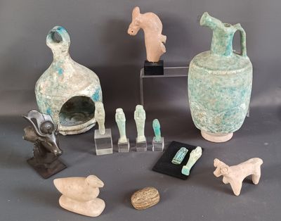 many pieces of pottery that are on display on a table