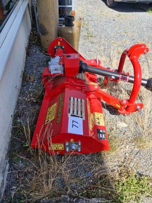 une petite machine rouge posée sur le sol
