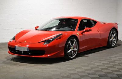 une Ferrari rouge garée dans un garage
