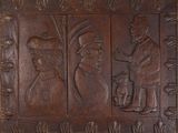 panneau en bois sculpté représentant un homme et une femme avec un chat