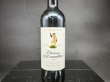 la bouteille de vin rouge est posée sur une boîte noire