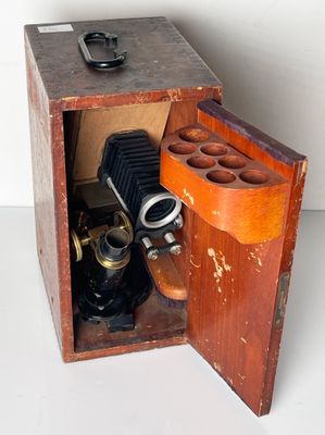 une petite boîte en bois avec un appareil photo à l'intérieur