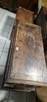 2 coffres XVIIIe siècle, un à décor sculpté et médaillon, l'… (photo 5)