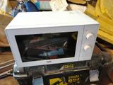 un micro-ondes posé sur une boîte