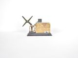 une petite maquette d'un petit avion posée sur une surface blanche
