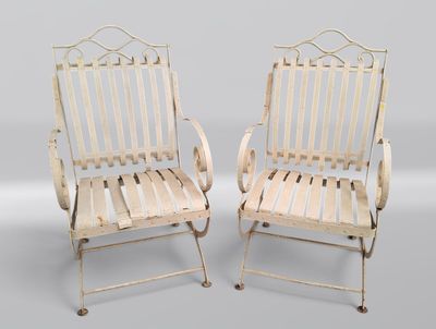 une paire de chaises de jardin en fer blanc, montées sur roulettes, avec accoudoirs et pieds