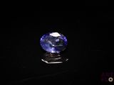 un saphir bleu posé sur une surface noire
