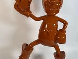 figurine représentant une souris brune tenant une batte de baseball et un gant