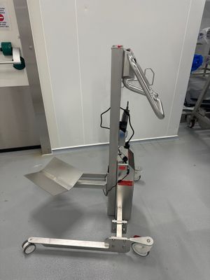 une machine posée sur le sol de la pièce