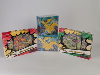 trois boîtes de cartes à collectionner Pokémon empilées les unes sur les autres