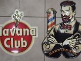 une enseigne portant l'inscription « Havana Club » à côté de la photo d'un homme barbu