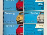quatre livres posés sur une table blanche, avec une voiture rouge et une voiture jaune
