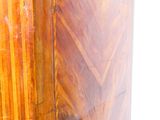 une armoire en bois munie d'une porte sur le dessus