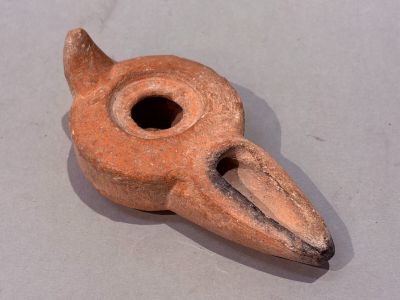 un objet en argile en forme d'oiseau, avec un trou au niveau du bec