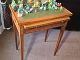 une petite table sur laquelle sont posées plusieurs figurines
