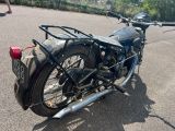une moto garée sur le parking