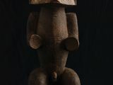 une statue en bois représentant un éléphant coiffé d'un casque