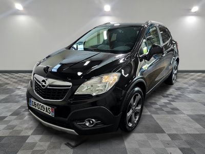 la photo d'une voiture noire garée dans un garage
