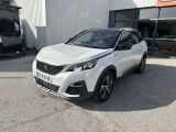 un 4x4 blanc garé devant un bâtiment