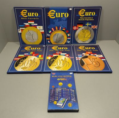 quatre livres consacrés aux pièces en euros, posés les uns à côté des autres sur une table