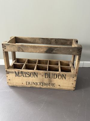 une vieille caisse en bois contenant six bouteilles de vin