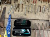 un grand nombre d'outils posés sur une table