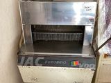 une machine qui se trouve dans le coin d'une pièce