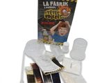 un gros plan sur un lot d'articles sur fond blanc