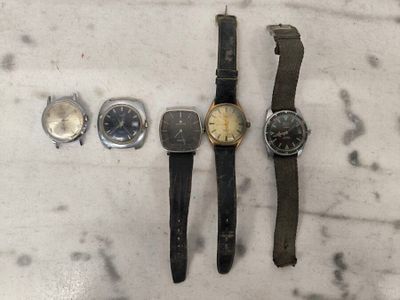 trois montres et une montre sont posées sur une surface en marbre
