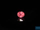 gros plan d'un diamant rose sur une surface noire
