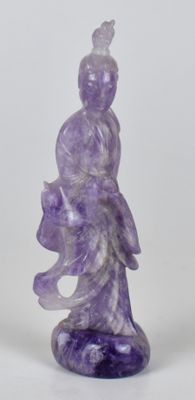 statue en jade violet représentant une femme avec un oiseau sur la tête