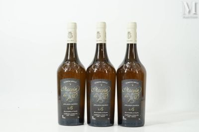 trois bouteilles de vin posées sur une table blanche