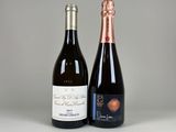 deux bouteilles de vin posées l'une à côté de l'autre sur une table