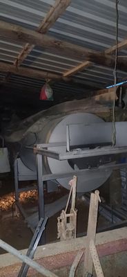 un petit avion qui est garé dans un garage