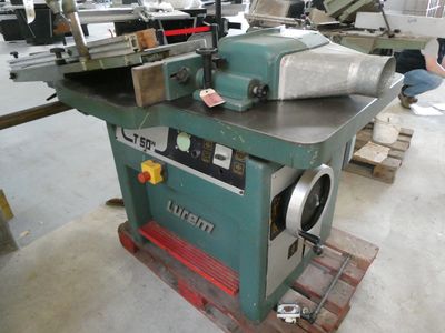 une machine posée sur une table dans une pièce