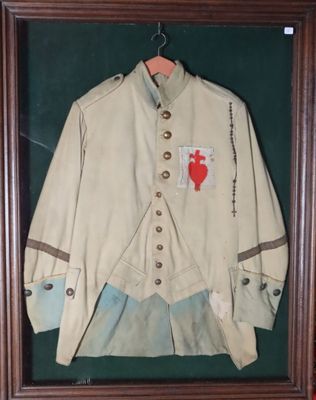 une photo encadrée représentant une veste ornée d'un cœur