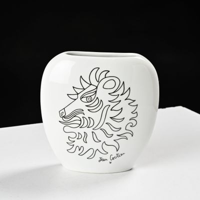 un vase blanc orné d'un dessin représentant un dragon