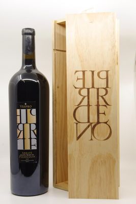 une bouteille de vin posée à côté d'une caisse en bois