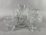 trois vases en verre posés l'un à côté de l'autre sur une table