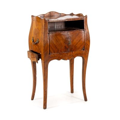 une photo d'un petit bureau en bois muni d'un tiroir