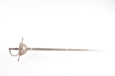 une épée posée sur une table