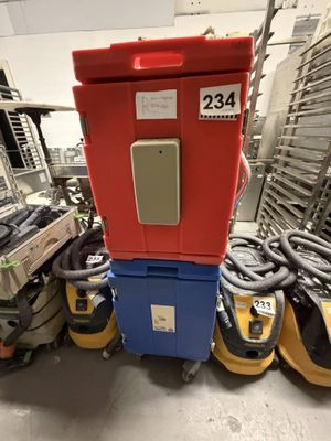 une machine rouge et bleue dans une pièce où se trouvent de nombreuses autres machines