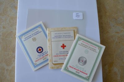 trois cartes sont posées sur un tableau blanc