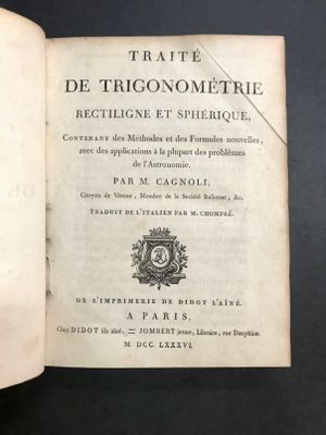un livre ouvert posé sur une table, sur fond noir