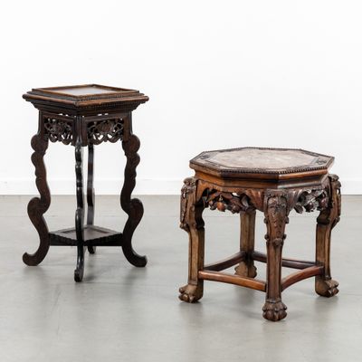 paire de tables d'appoint chinoises en bois sculpté avec plateau en marbre