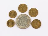 plusieurs pièces de monnaie sont disposées en cercle sur une surface blanche